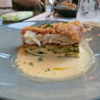 ホテルのレストランで夕食の魚料理は