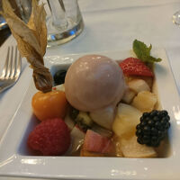 夕食のデザートはフルーツカクテル。ほうずきも入っています