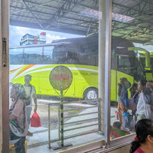 我々が乗るバスが来ました。