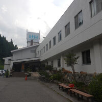 白馬駅から東側に車で5分ほど上がったところにあります。