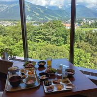 食事はバラエティ豊かなビュフェです。とても美味しかった。