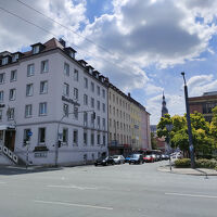 駅前ロータリーから見た外観。1階の角は中華レストラン