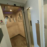 エレベーターはヨーロッパでも少なくなった引き戸式