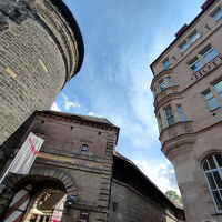 右がホテル、左が塔です