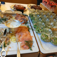 左はマリネとスモークサーモン、右はセロリサラダ