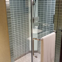 シャワーは独立していて、レインシャワーになっています