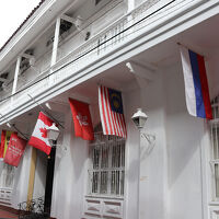 国旗が並ぶ外観です