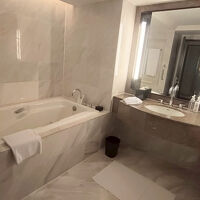 広いバスタブにバスソルトも完備