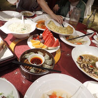 夕食です。中華の大皿取り分け