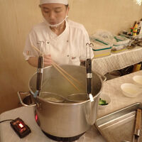 朝食では麺をゆでてくれます