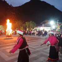 毎日午後８時から開かれる焚火ダンス大会