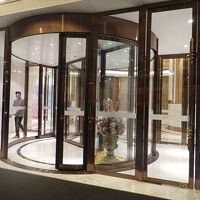 玄関の回転ドア。横のドアから入った方が早い