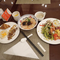 バイキングの朝食。麺がうまい