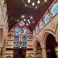 チャペルの中もおしゃれ。椅子も古い感じ。