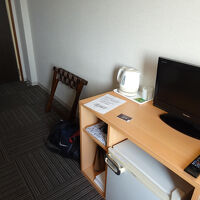 テレビはデスクとは別の場所に設置されている