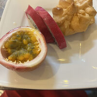 朝食にパッションフルーツとドラゴンフルーツ