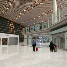 深夜のターミナル。店はほぼ全て閉まっている