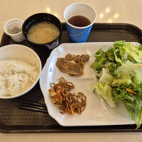 無料朝食（ガッツリ脂分、炭水化物多めで、敢えて野菜にした）