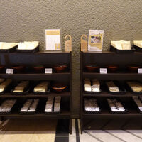 アメニティはフロント横から必要な分を持っていきます