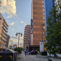 駅前の通りを左折してすぐ。周囲はすっきりとした街並みです。