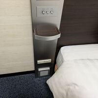 ベッドサイドの設備は充実。充電などもしやすい。