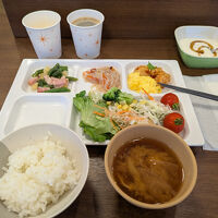 ライブラリカフェでの無料朝食。