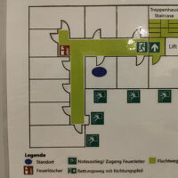 上と左の部屋が道路に面している