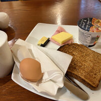 地下の食堂で無料の朝食サービスがあり、良かったです。