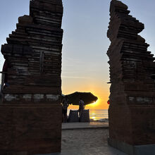 インドネシアらしい建築物のビーチ入り口