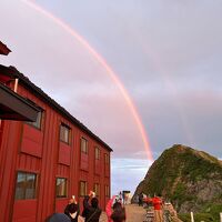 雨上がりの虹と山荘