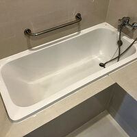 大きなバスタブのある洗い場付きバスルーム…水捌だけが…