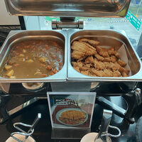 おっ、朝食にカツカレー登場！