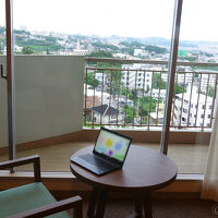 小さなバルコニー付き