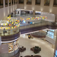 部屋の中から見えたモールの景色です