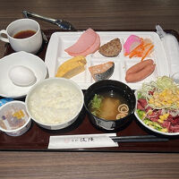 朝食フルコース。平成前期はこれでも「豪華」だったっけ