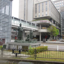 大伴家持像 (高岡駅北口前広場前)