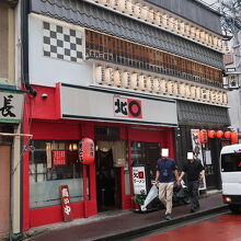 赤い壁に赤い提灯が目印。