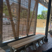 満席時は、店内で食券購入後、ここに並ぶ。