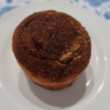 シナモン・ロールは、ちょっと焦げた砂糖が大人好みのほろ苦さ。