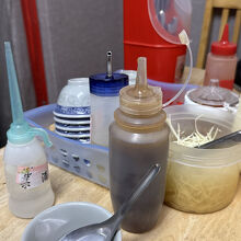 テーブルにある調味料