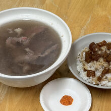 牛肉湯（中）とルーロー飯