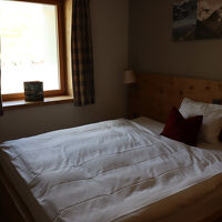 広くはないが、新しくて木のぬくもりが感じられた