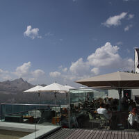 展望台兼レストラン（屋内に別の本格レストランあり）