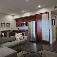 入口の左手にツインルーム。右手にはバスルーム。隣に洗濯機も。