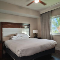 主寝室はキングサイズのベッド