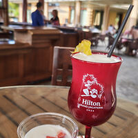 カクテルを飲みながらライブミュージックを楽しみます