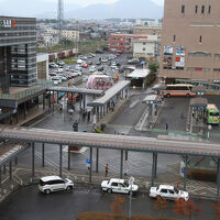 窓からは弘前駅前広場が見えました