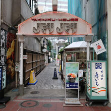 お店への脇道入口には、看板や…、