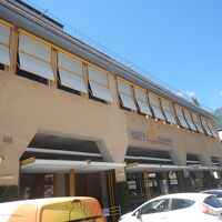 駅から徒歩5分くらい。町の中心にあります。