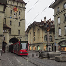 トラムが通過。